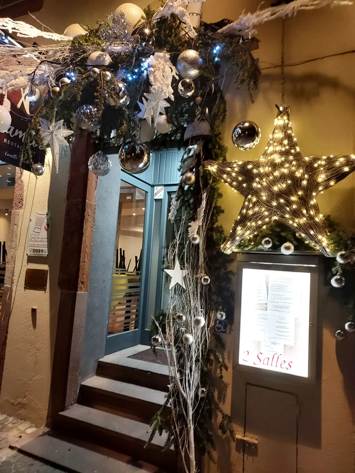 L'entrée du restaurant décorée pour Noël