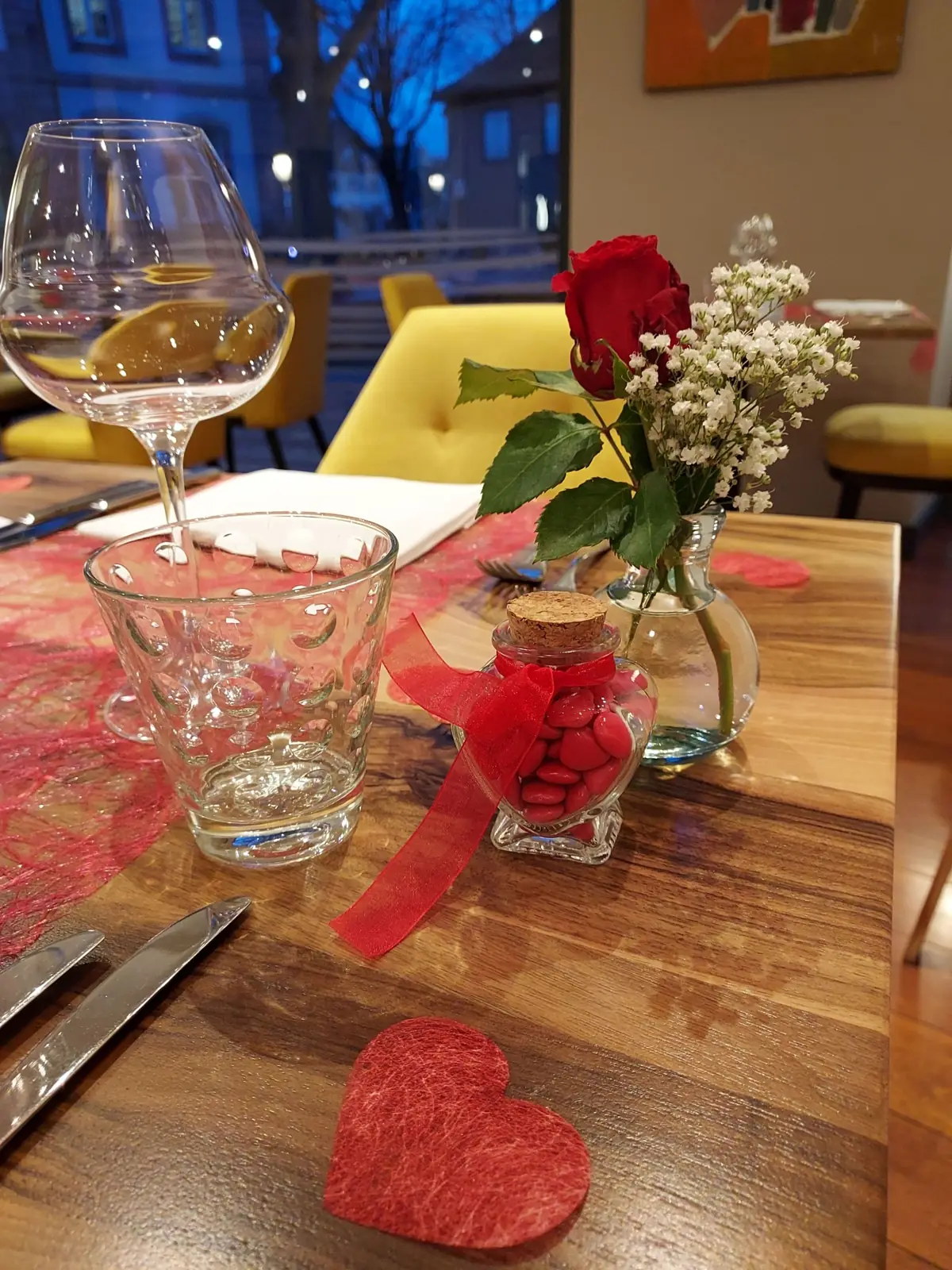 Table dressée le soir
