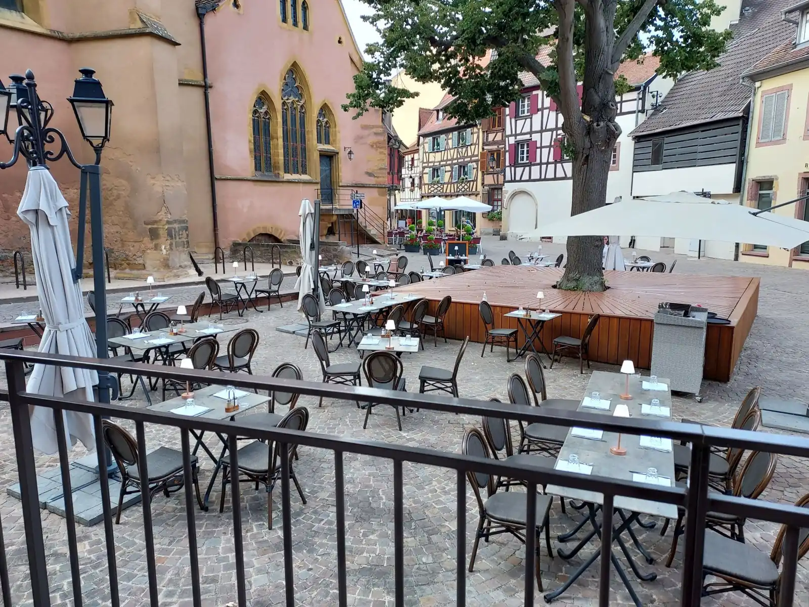 La terrasse sur la place pavée