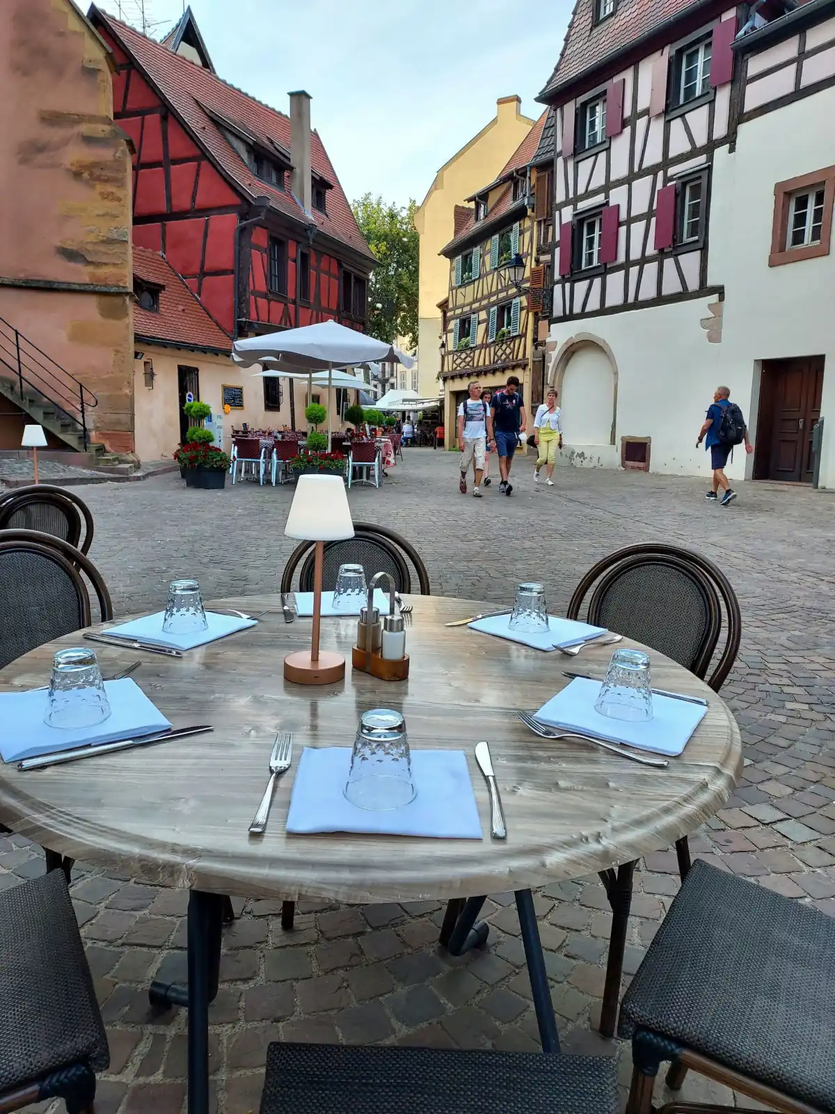 Table en terrasse face aux maisons à colombages